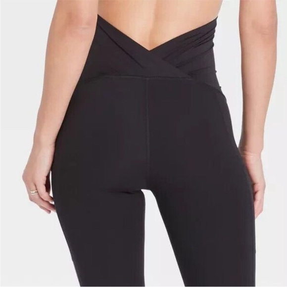2/$30 NWT Isabel Leggings Size XS Black Crossover Panel Active Capri Maternity - Picture 1 of 10